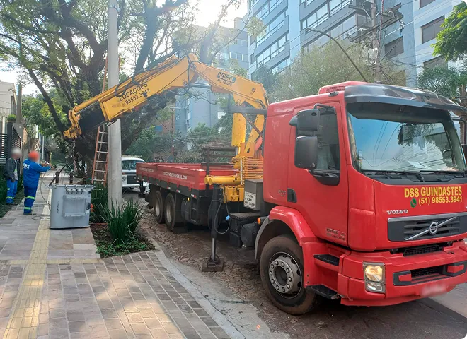 Caminhão Munck em operação na rua