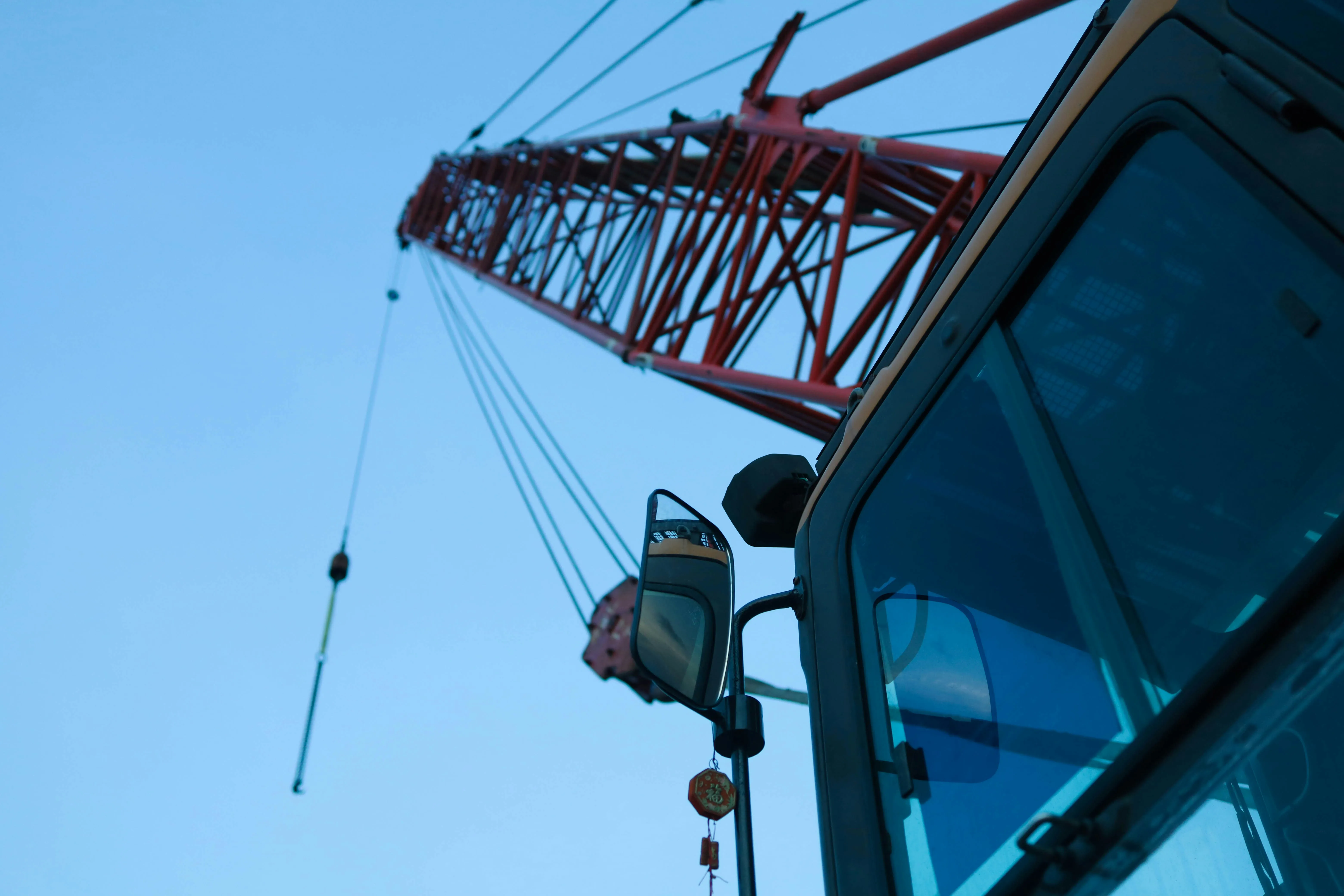Frota moderna de caminhões Munck e guindastes