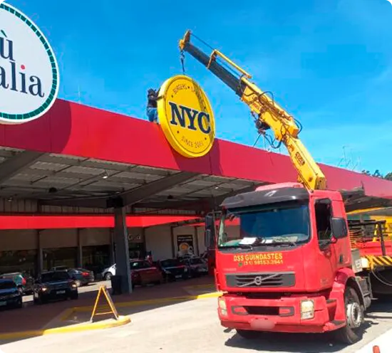 Caminhão Munck da DSS Guindastes em operação