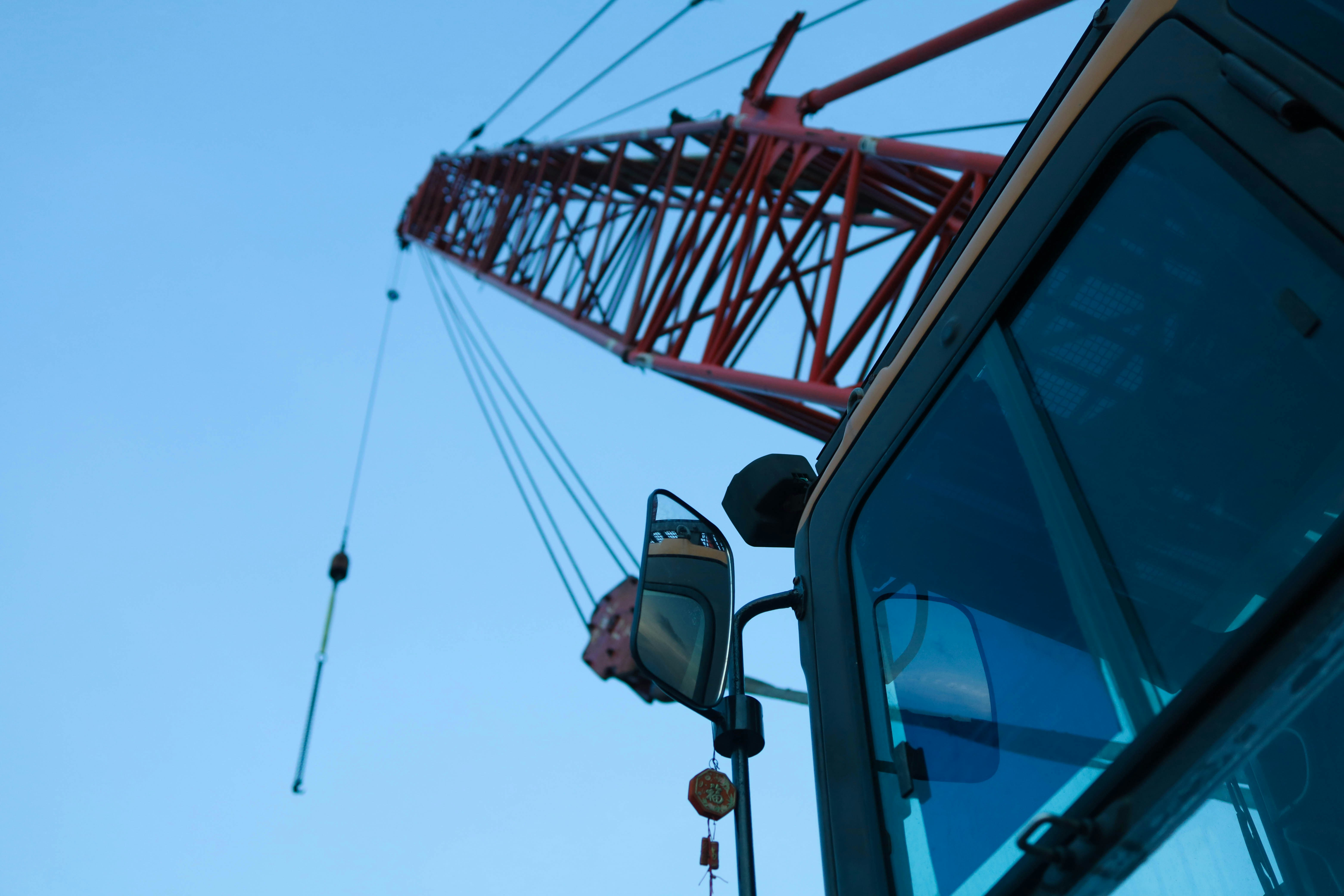 Frota moderna de caminhões Munck e guindastes