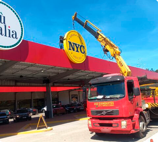 Caminhão Munck da DSS Guindastes em operação